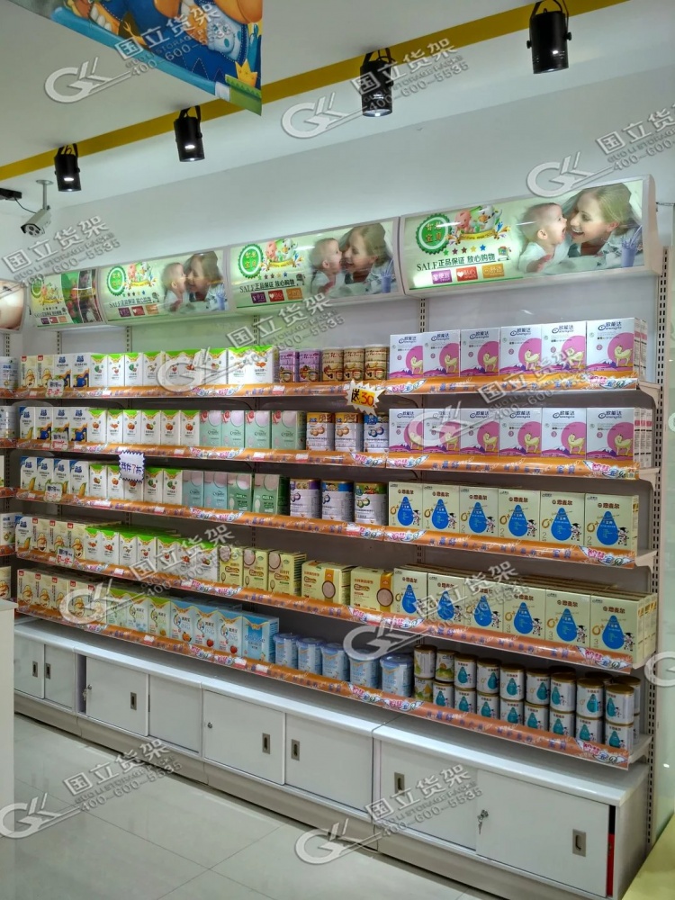 母婴店奶粉货架